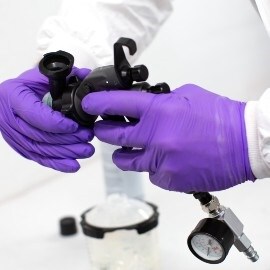 installazione di una testa di spruzzatura di una pistola a spruzzo