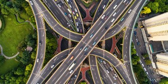 Automobili in fila al semaforo al buio
