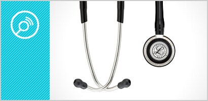 Testina e olivette di uno stetoscopio 3M Littmann Classic III insieme all'immagine di una testina in bianco su sfondo azzurro.
