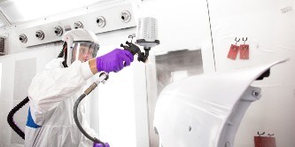 Processo di spruzzatura dei fondi per auto

