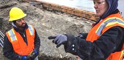 Un rappresentante 3M fornisce supporto e formazione personalizzata a un operaio.
