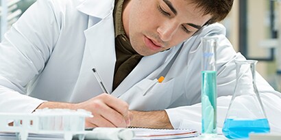 addetto di laboratorio che redige un report di convalida filtrazione
