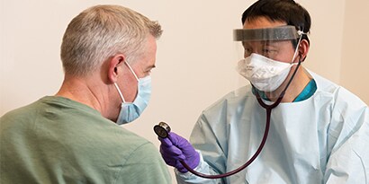 paziente e medico con uno stetoscopio
