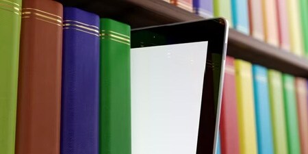 Immagine di libri in una biblioteca
