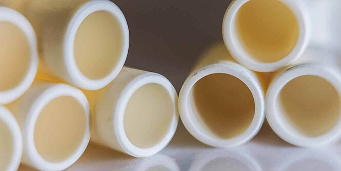 Anelli ceramici fissati a una piastra di metallo
