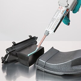 Scopri la Fase 1, Scelta di un tipo di assemblaggio, con il metodo ASPEC di 3M. Immagine di un adesivo liquido applicato a una superficie in plastica.