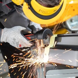 Pannello di auto in acciaio in fase di taglio