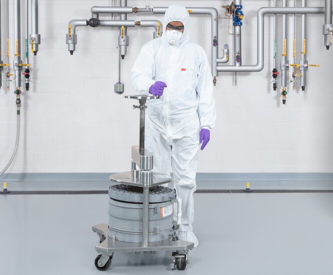 Persona con indumenti protettivi che lavora con 3M™ Polisher ST
