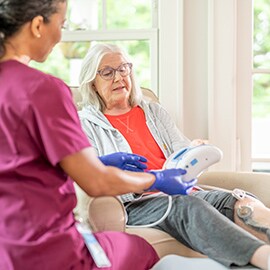 Medico che assiste un paziente con la terapia V.A.C.®