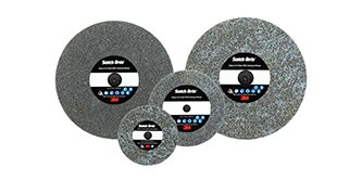Immagine che mostra 2 dischi compressi Scotch-Brite™ Roloc™ Deburr & Finish Pro grandi e 2 piccoli su sfondo bianco
