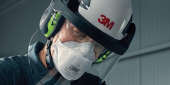 Lavoratore che indossa le cuffie auricolari con protezione acustica 3M
