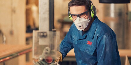 Operaio che indossa respiratore, occhiali e cuffie senza manutenzione
