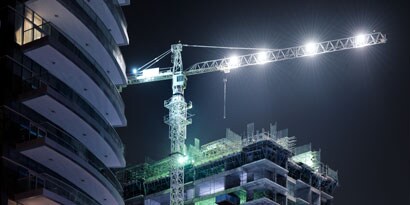 Immagine della facciata di un edificio di notte
