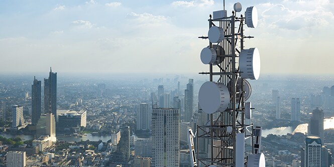 Una grande antenna che si staglia sullo skyline della città.
