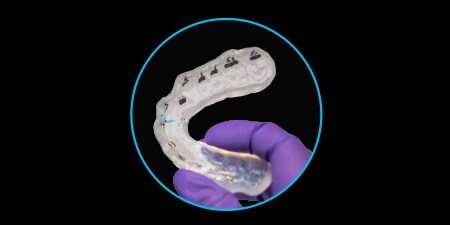 Mascherina per il bonding digitale 3M in mano ad un odontoiatra.
