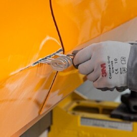 Tecnico che utilizza il metodo di rimozione dei punti