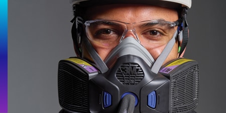 Operaio con respiratore 3M Secureclick, in primo piano.
