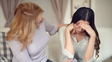 Immagine di un paziente ansioso che ha una conversazione con un membro della famiglia
