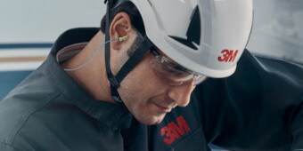 Lavoratore che indossa inserti auricolari con cordino

