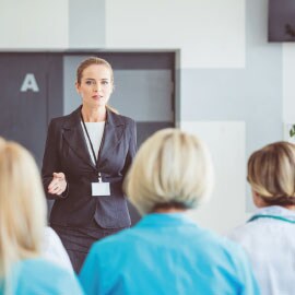 Professionisti sanitari durante un corso di formazione