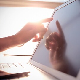 Laptop con touchscreen in uso