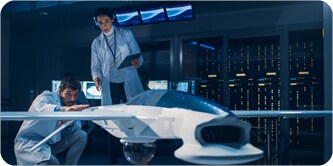 Ingegneri discutono/valutano la progettazione di droni/aeromobili
