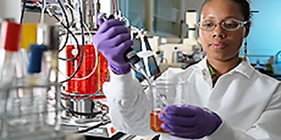 addetta di laboratorio che filtra un campione
