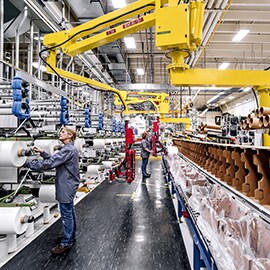 L'inserimento di adesivi e nastri nel processo di produzione può migliorare l'efficienza. Immagine di uno stabilimento di produzione.