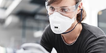 Persona che indossa occhiali a mascherina e respiratore
