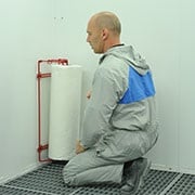 Uomo che utilizza un applicatore Dirt Trap e inizia 