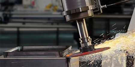 Molatura che genera scintille

