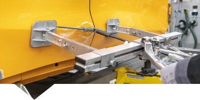 Ammaccatura profonda in fase di riparazione
