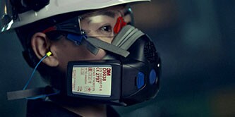 Lavoratore che indossa un respiratore riutilizzabile 3M
