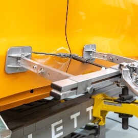 Tecnico che utilizza un'attrezzatura per tirare l'ammaccatura