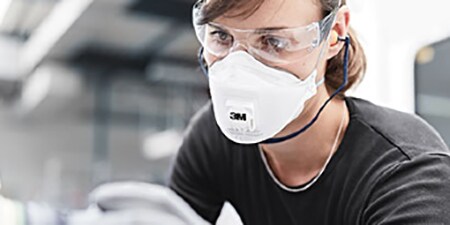 Persona che indossa occhiali a mascherina e respiratore
