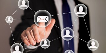 Persona che fa clic su un pulsante di posta elettronica
