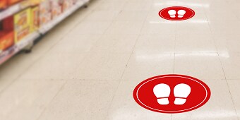 Un'immagine contenente adesivo rosso sul pavimento
