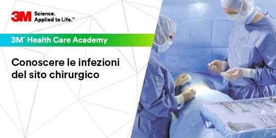 Un chirurgo e un assistente che operano su un paziente
