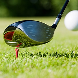 Scopri di più sul trasferimento di energia con adesivi rigidi e giunti adesivi. Immagine di un bastone da golf che colpisce una palla.