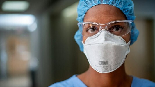 Chirurgo che indossa dispositivi di protezione individuale
