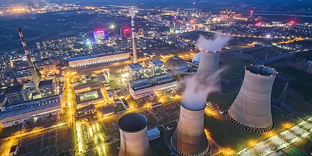 Vista dall'alto di una centrale nucleare
