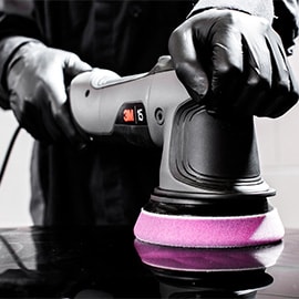 Immagine di una persona che utilizza la lucidatrice rotorbitale 3M™ Perfect-it™