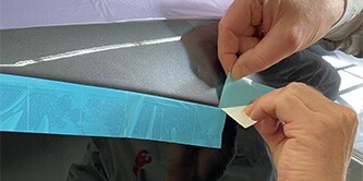 Applicazione del nastro pretagliato sulle guarnizioni dei finestrini

