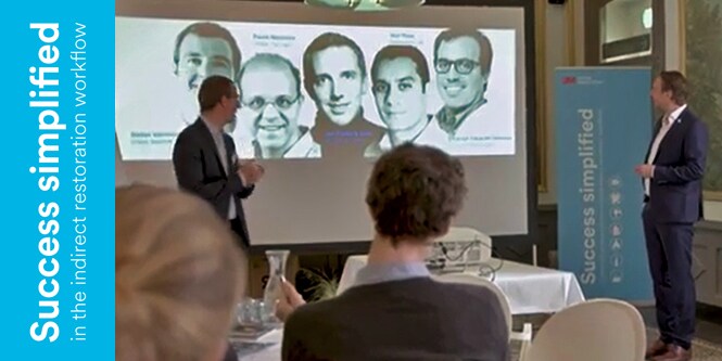 Gruppo di persone che assistono alla presentazione su Success Simplified

