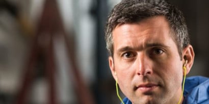 uomo che indossa inserti auricolari protettivi
