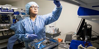 Personale medico alla ricerca di strumenti medici
