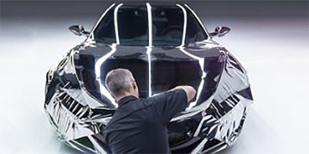 Uomo che wrappa un'auto
