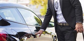 Uomo che apre un'auto 
