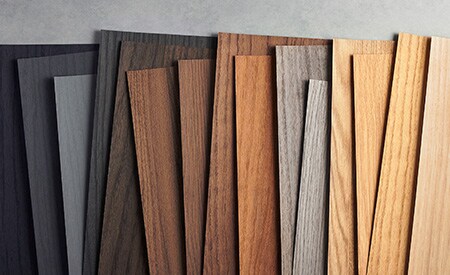 Immagine di campioni 3M DINOC con venature del legno in tonalità dallo scuro al chiaro.
