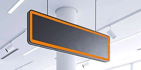 Un tecnico applica del nastro adesivo industriale per un assemblaggio pannello-telaio
